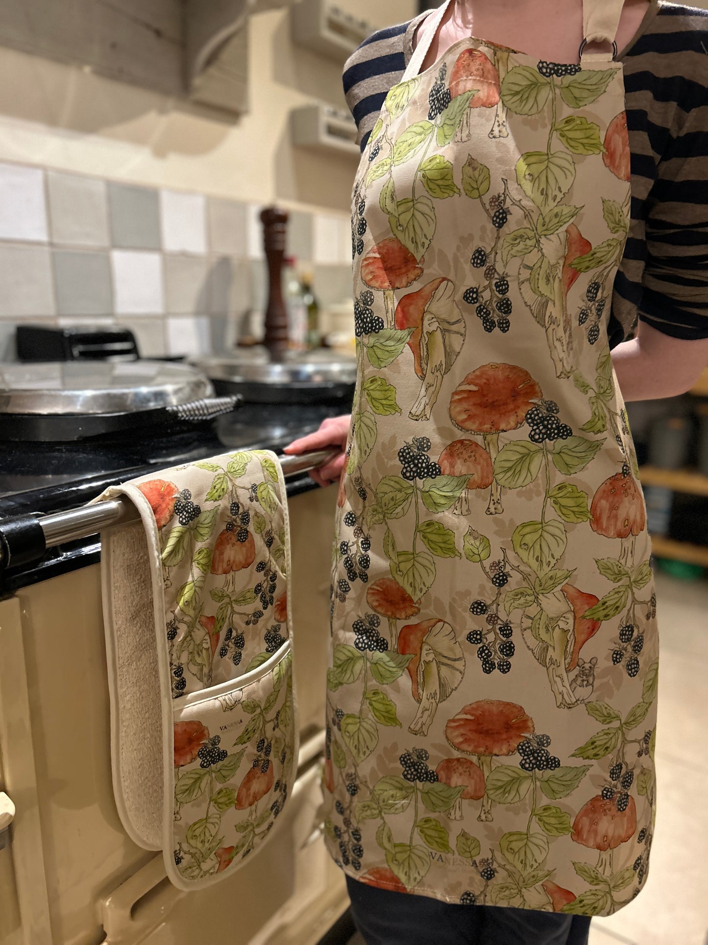 Bramble and Toadstool design oven glove