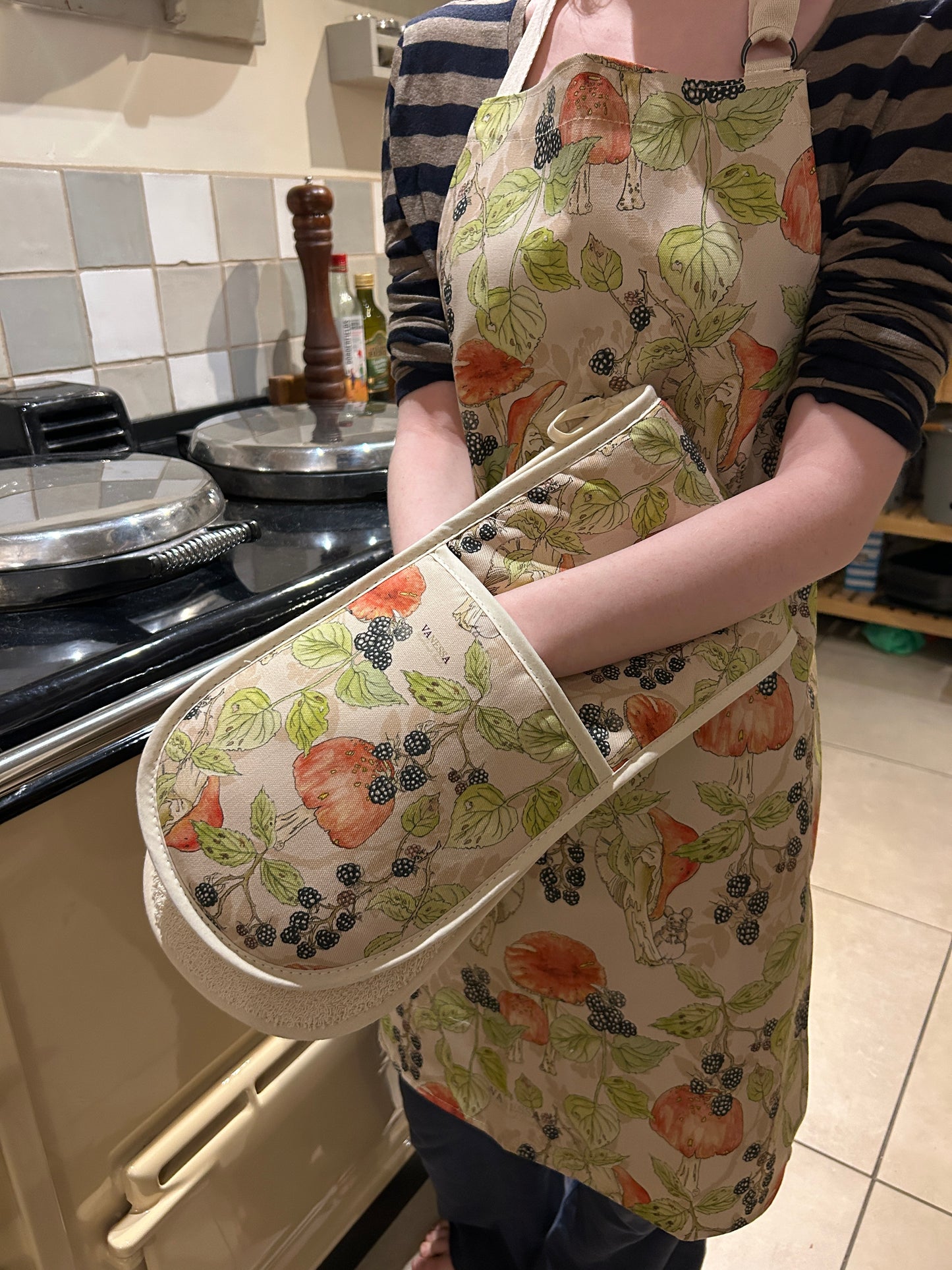 Bramble and Toadstool design oven glove