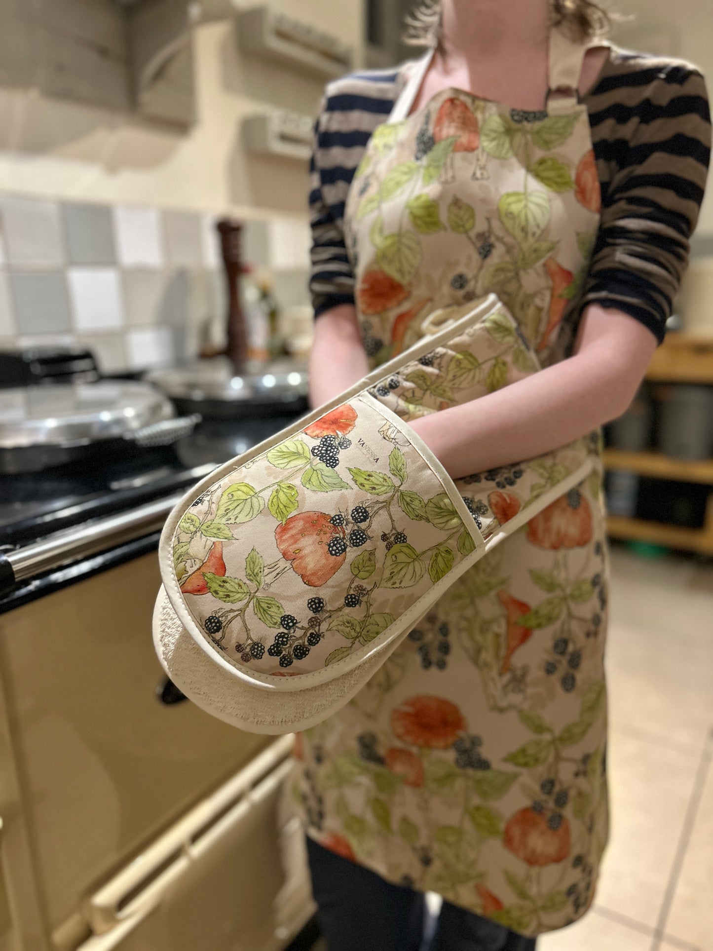 Bramble and Toadstool design oven glove