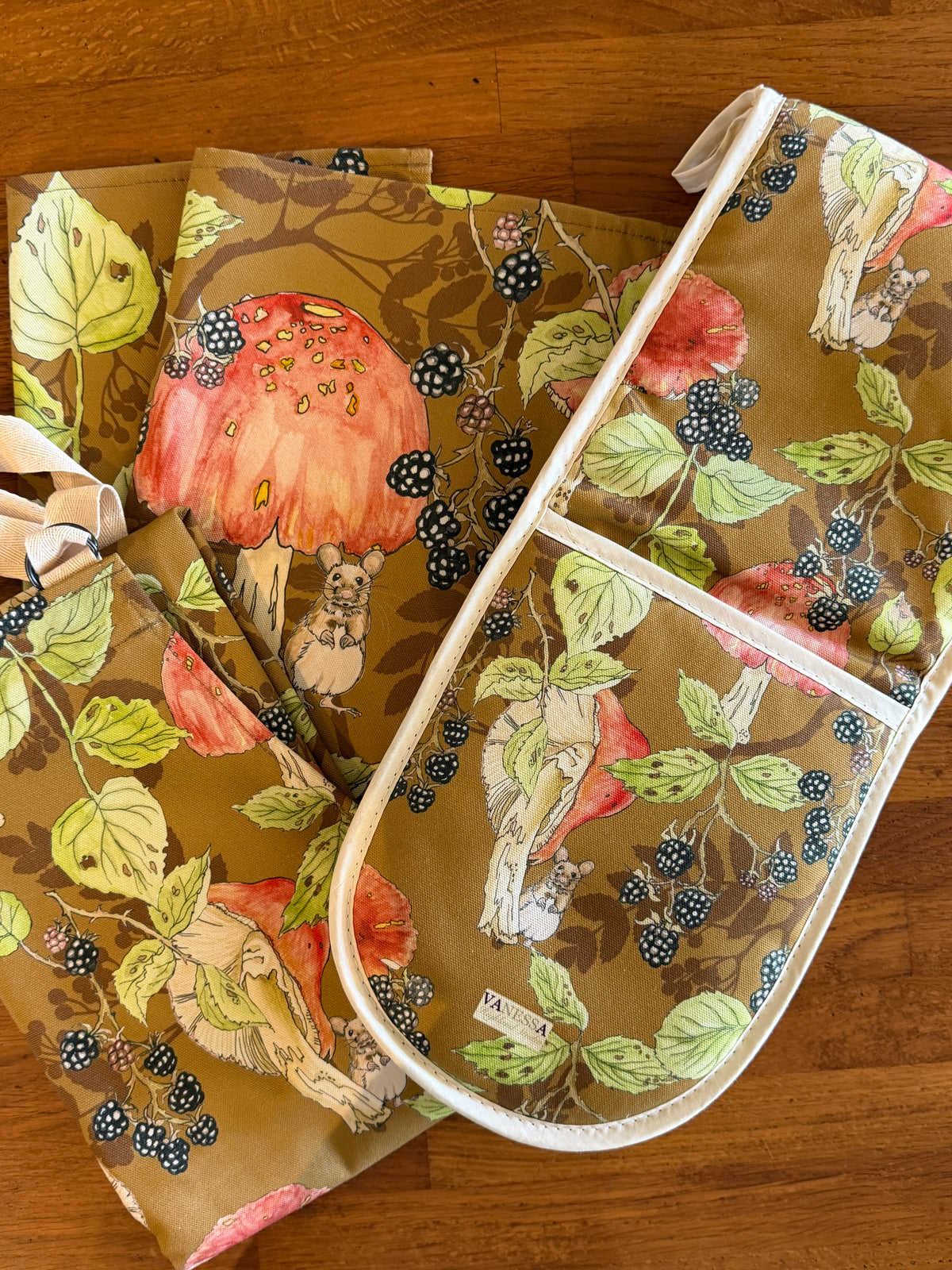 Bramble and Toadstool design oven glove