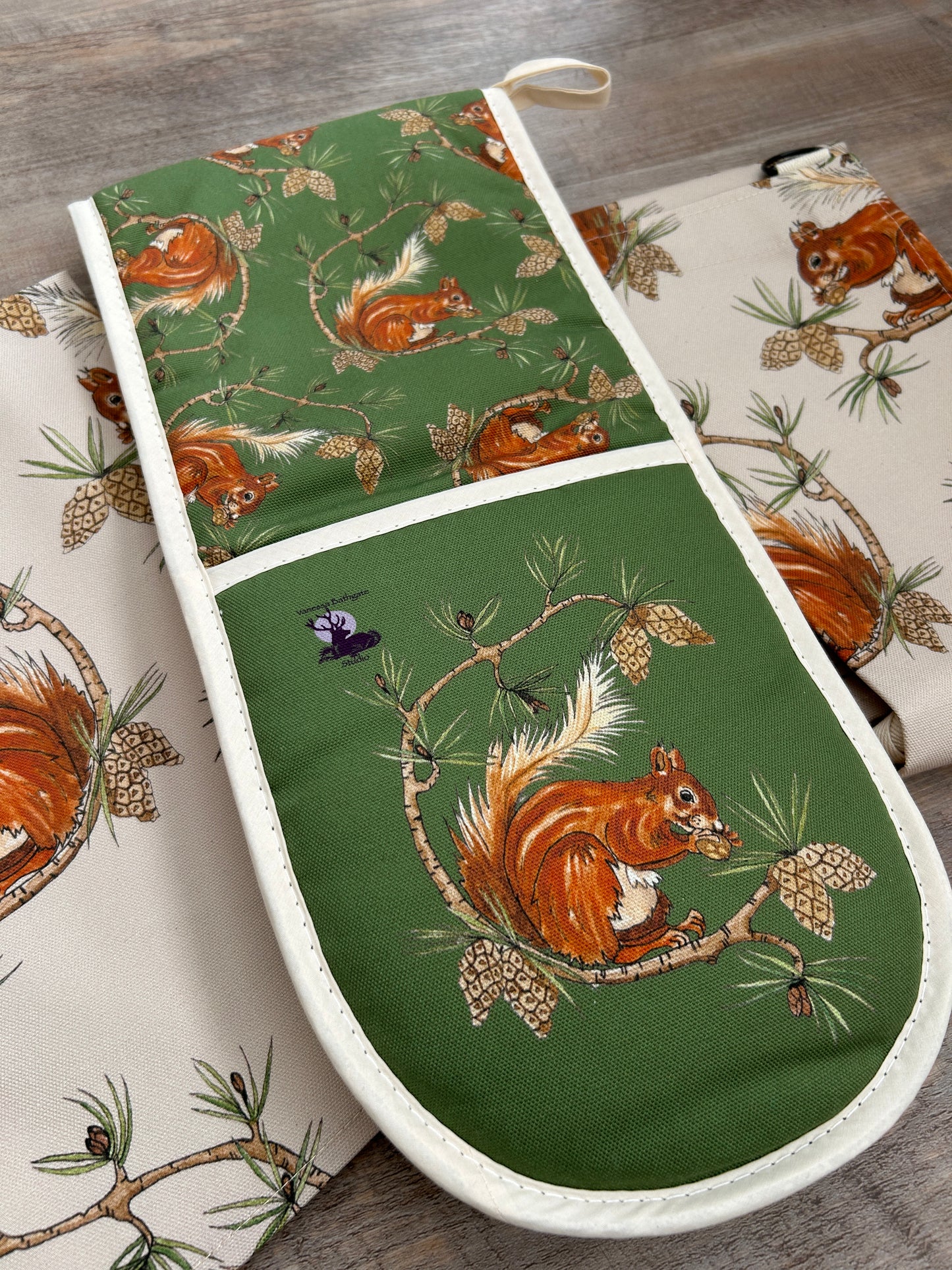 Red Squirrel Design Double Oven Glove