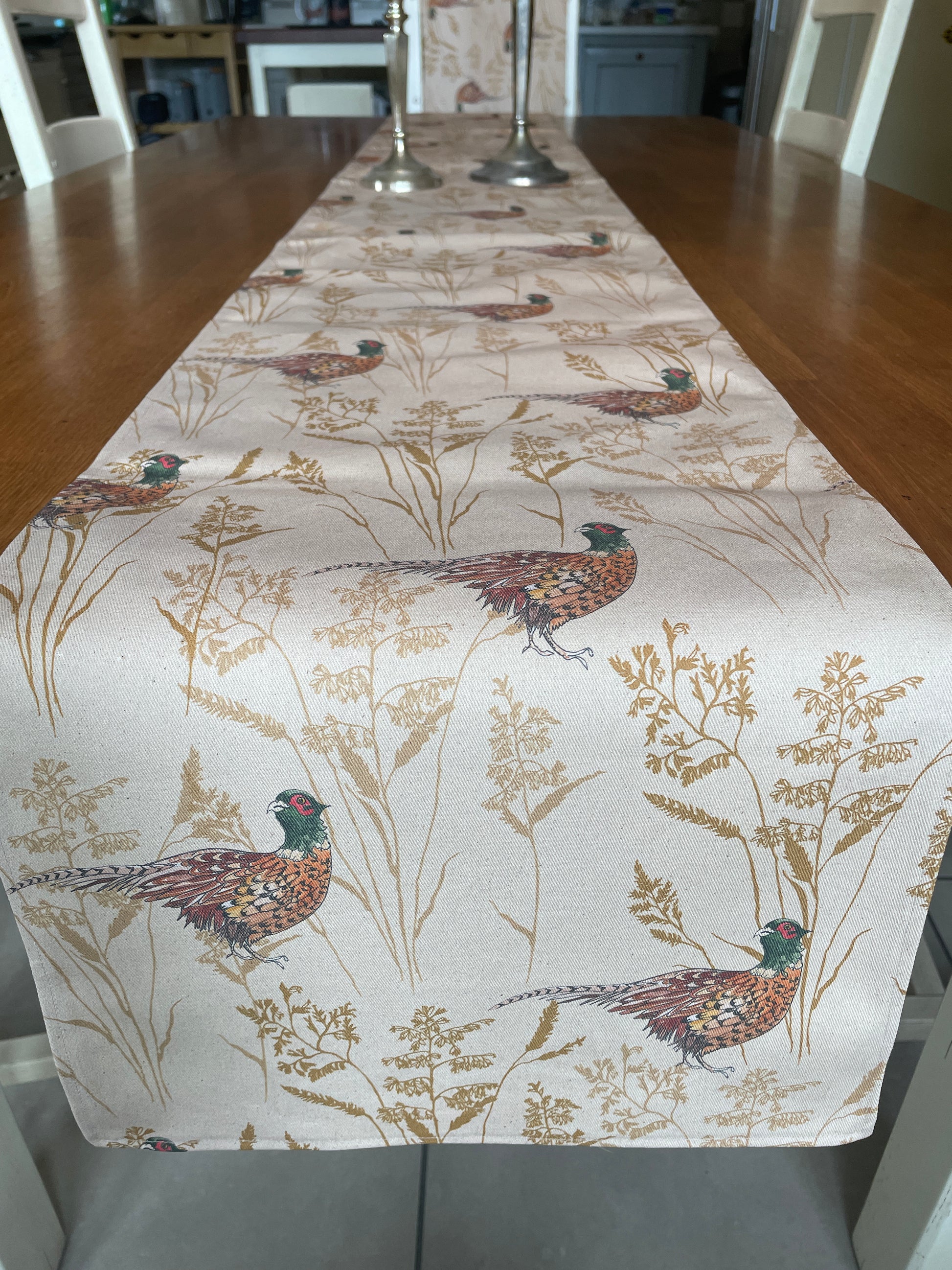 Table runner in organic cotton with original, pheasant and grass illustrated design