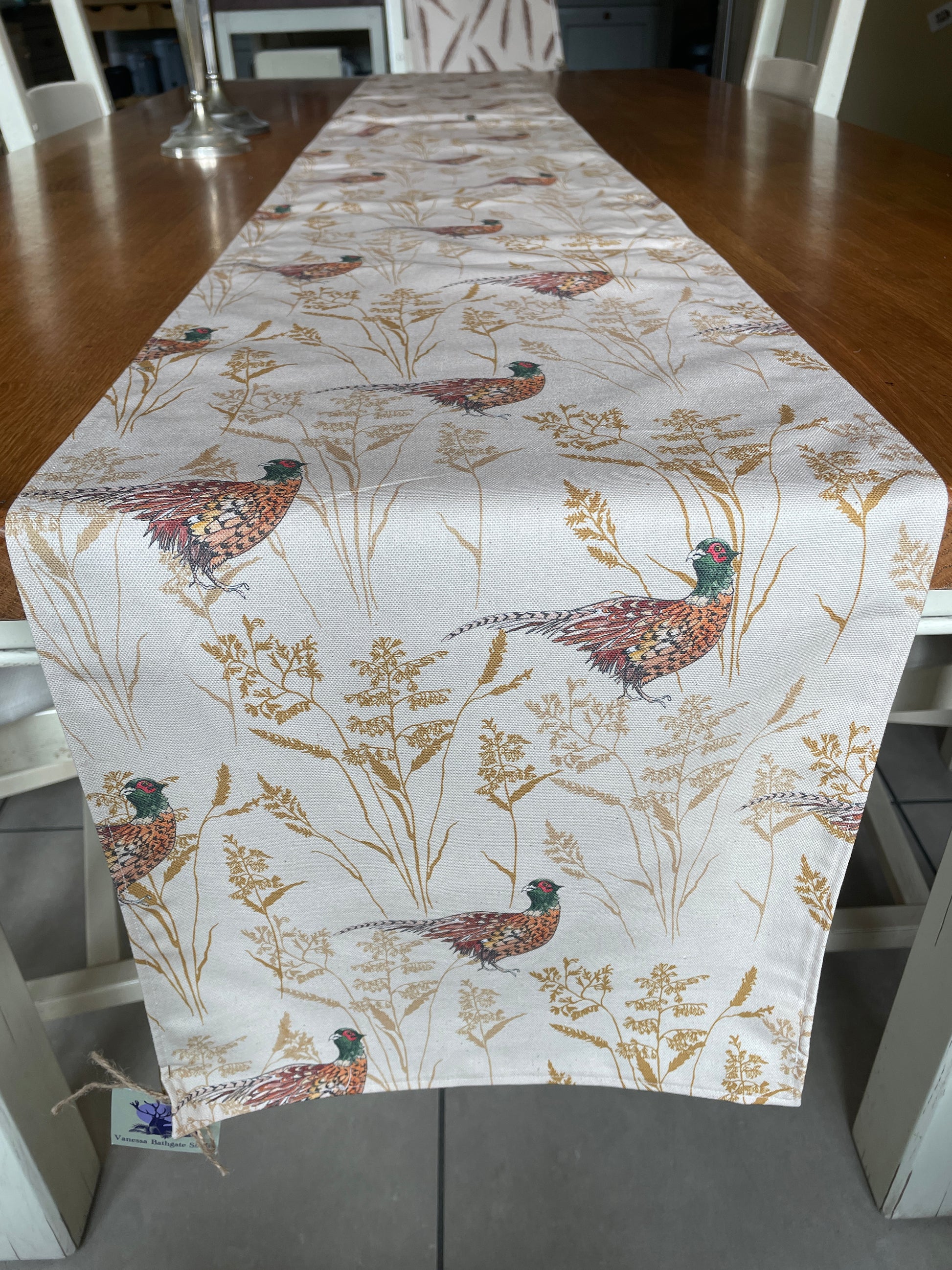 Table runner in organic cotton with original, pheasant and grass design